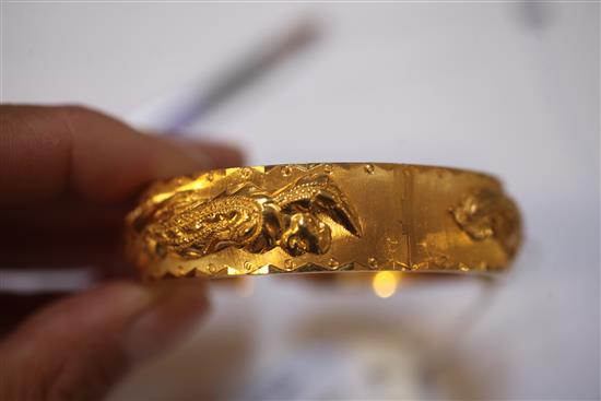 A Chinese high carat gold hinged bangle,